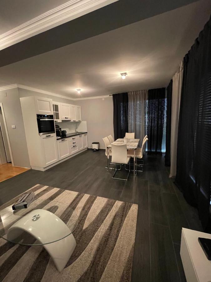 Apartments Prestige ペトルチャネ エクステリア 写真