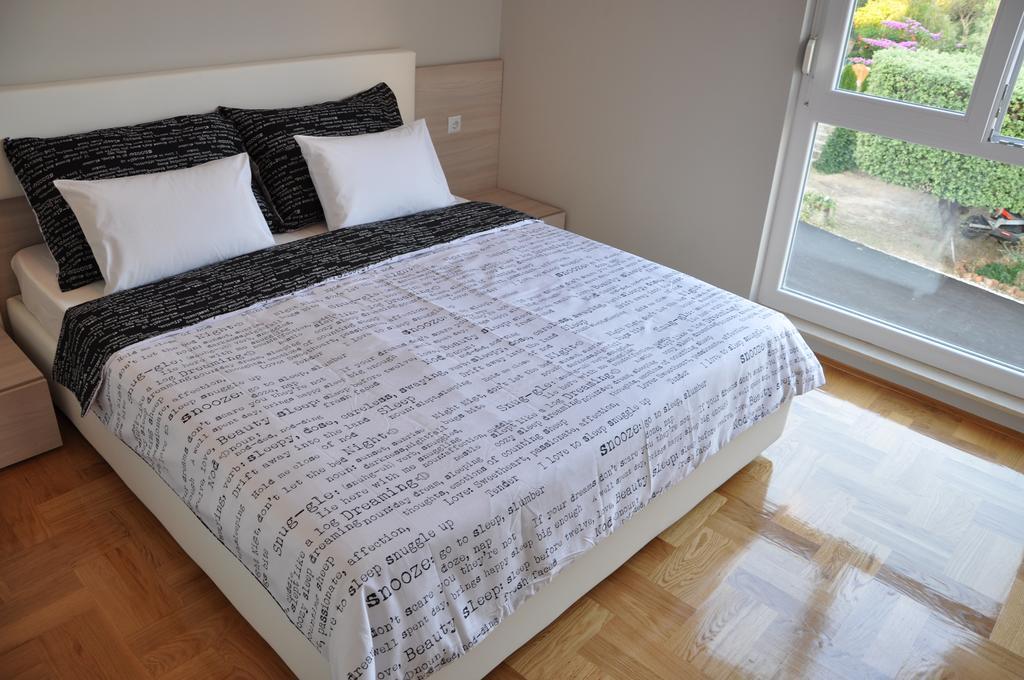 Apartments Prestige ペトルチャネ エクステリア 写真